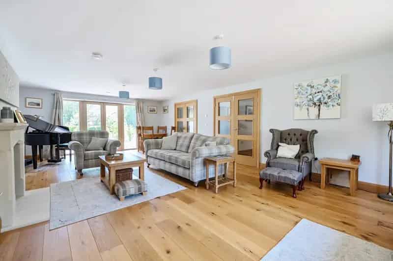 6 Bedroom Detached House for Sale