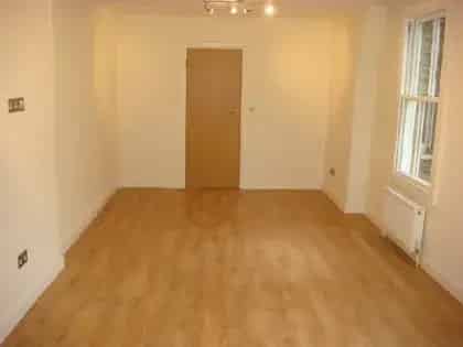 2 Bedroom Flat near Queenstown Road Station London