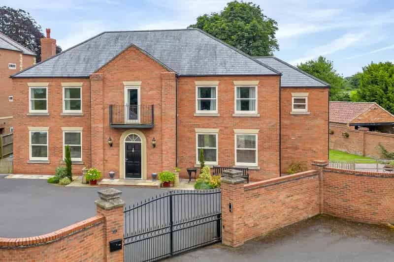 Impressive Detached Family Home Near Newark Town Centre