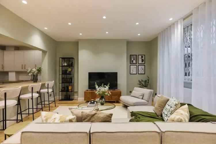 Three Bedroom Flat near Westbourne Grove with Private Entrance and Communal Gardens