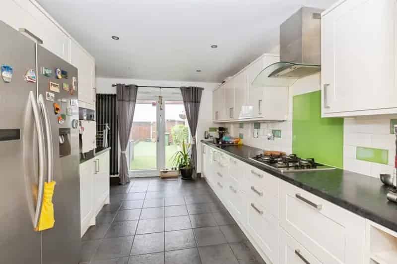 Three Bedroom Mid Terrace House Near Barking Station