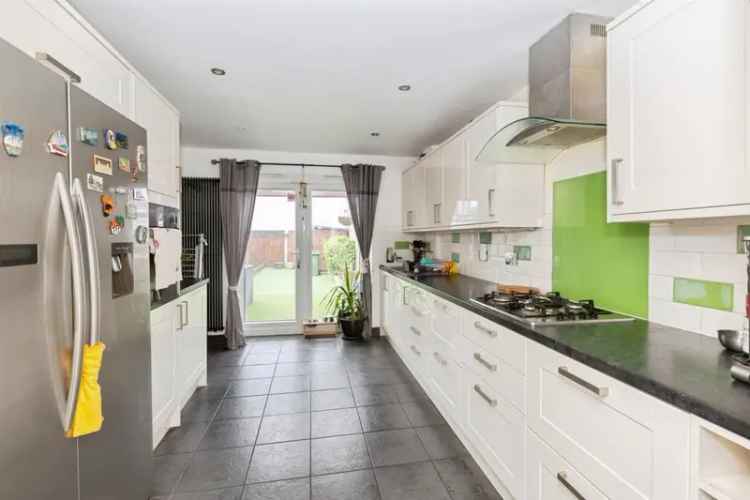 Three Bedroom Mid Terrace House Near Barking Station