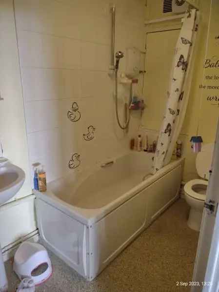 Flat For Rent in Macclesfield, England