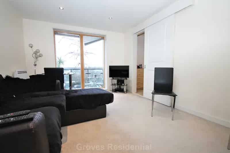 1 Bedroom Flat to Rent - Modern Apartment with Balcony and Parking