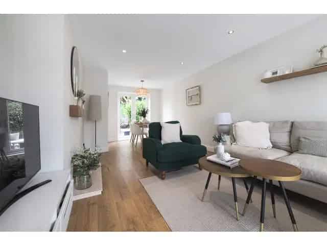 3 Bedroom Semi Detached House for Sale Muirend
