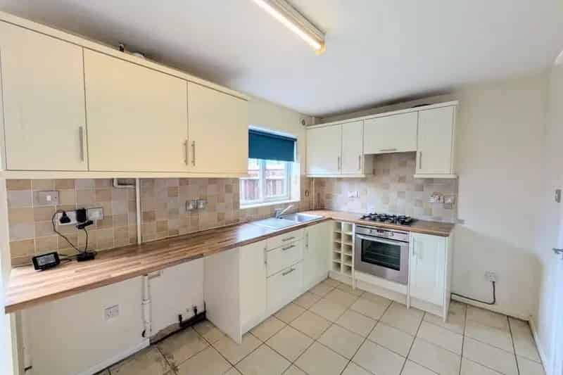 3 Bedroom Terraced House To Let - Modern Decor & Enclosed Garden