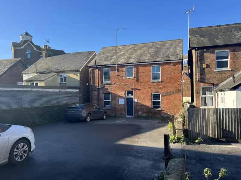 Freehold Office Building Near Station Ample Parking