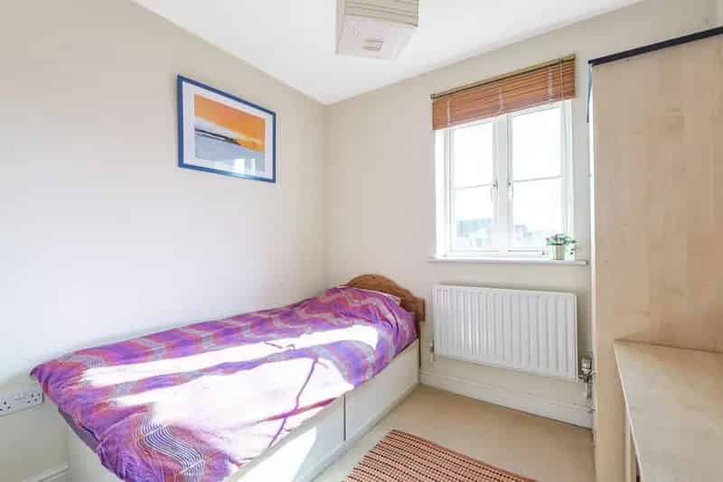 Charming 2-Bedroom Flat on Tree-Lined Street