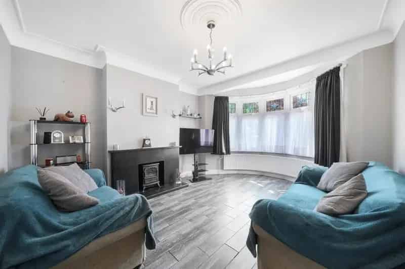 Five Bedroom Family Home Near Winchmore Hill Station
