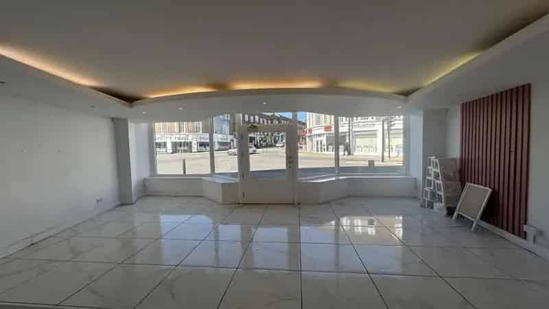 High Wycombe Retail Unit - 586 sq ft Ground Floor Space