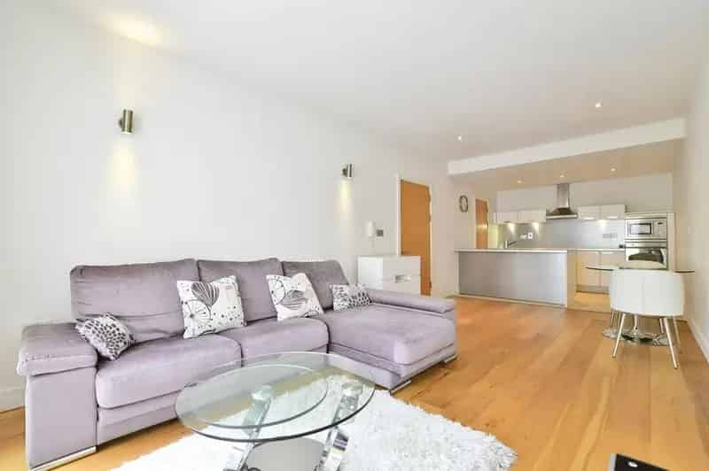 2 Bed Flat to Rent Wilmslow Cheshire SK9 Available August