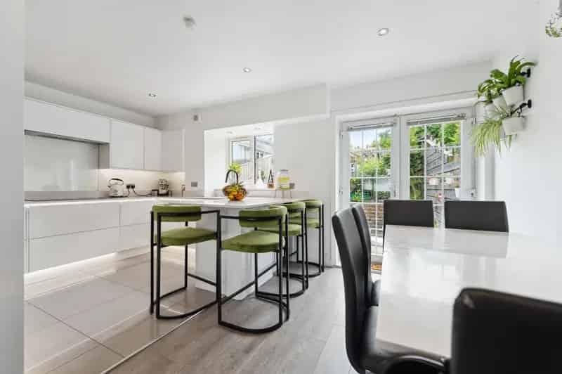 Waterfoot Mid-Terrace Villa - Family Home