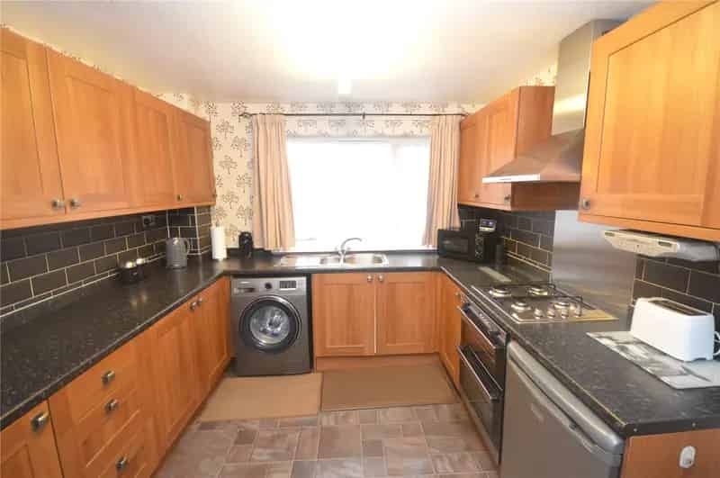 3 Bedroom Terrace House Near M62 M1 Motorways