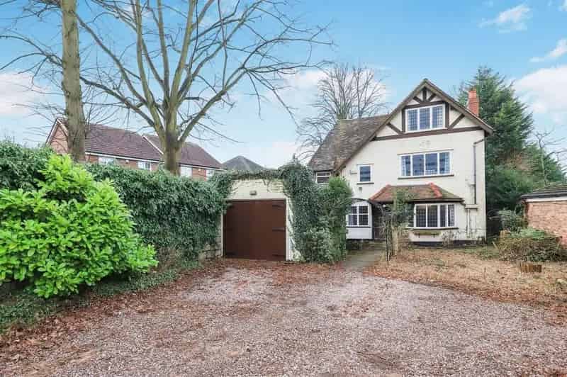 Four Bedroom Detached House with Garage and Garden