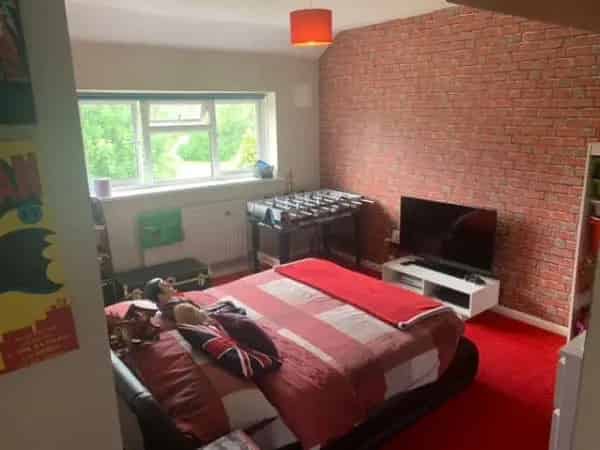 Large 3 Bed Semi Merstham Near Station Schools Garden