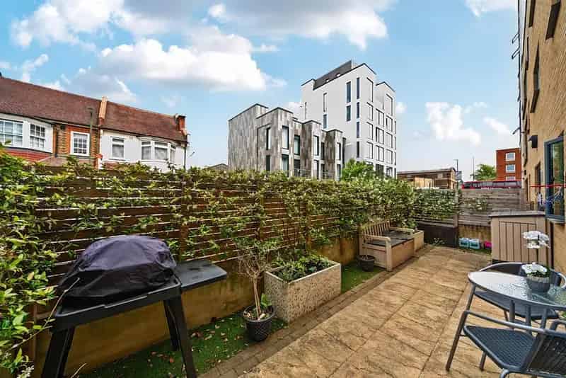 2 Bed 2 Bath Ground Floor Flat South Wimbledon Garden