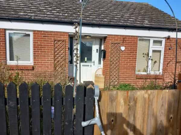 2 Bedroom Bungalow with Office and Large Garden