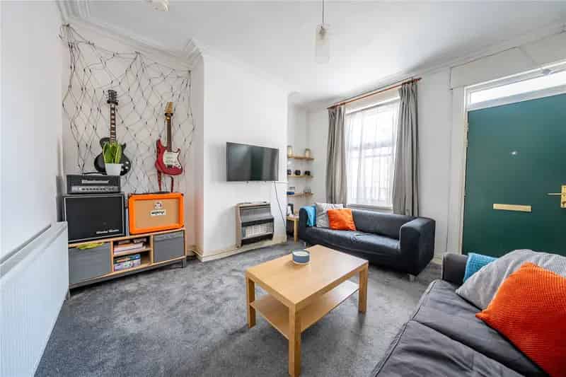 4 Bedroom House in Hyde Park Near Leeds City Centre