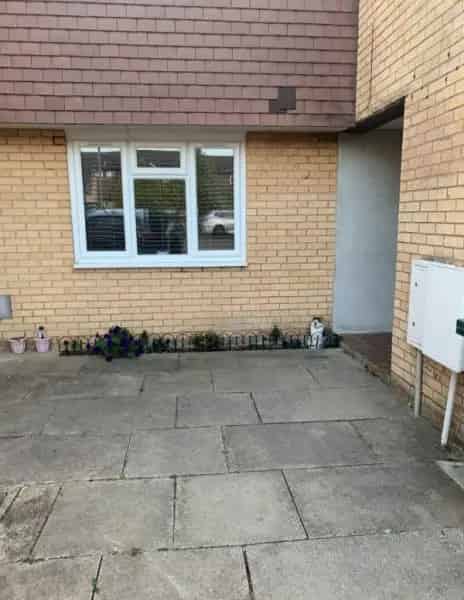 1 or 2 Bedroom House with Private Garden Near Amenities