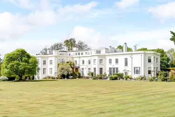 Lyne Place Manor: 8-Acre Georgian Manor House with 2 En-Suite Bedrooms
