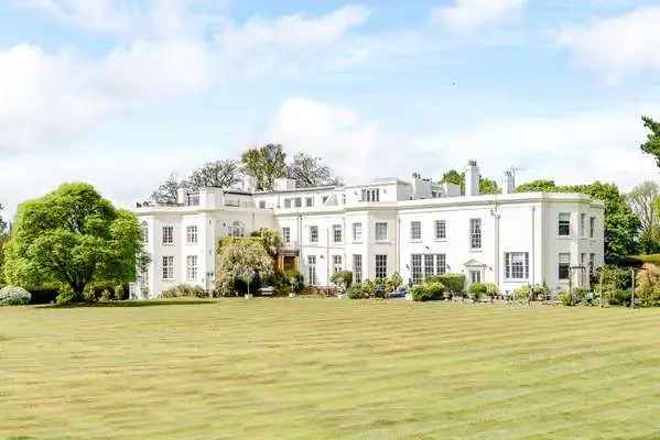 Lyne Place Manor: 8-Acre Georgian Manor House with 2 En-Suite Bedrooms