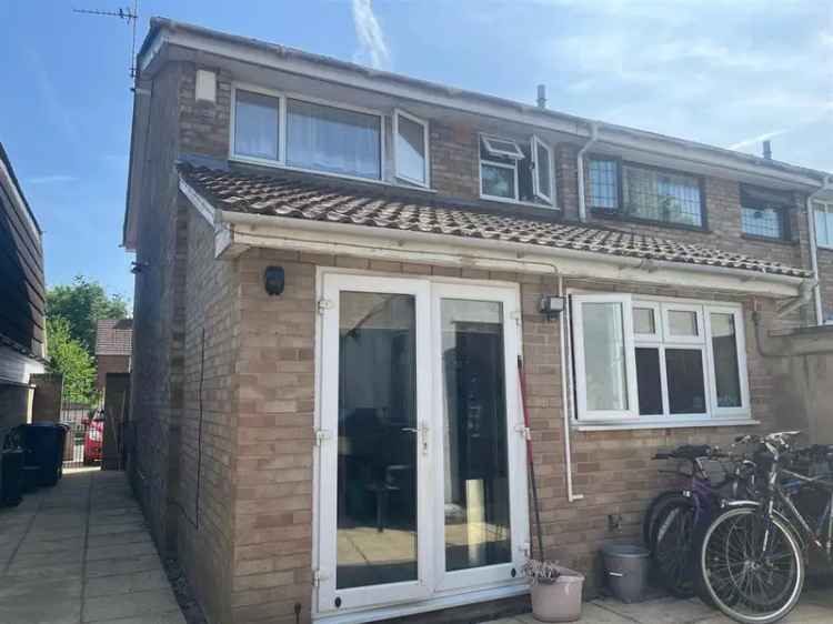 Three Bedroom House with Garage and Driveway Parking in Littlemore
