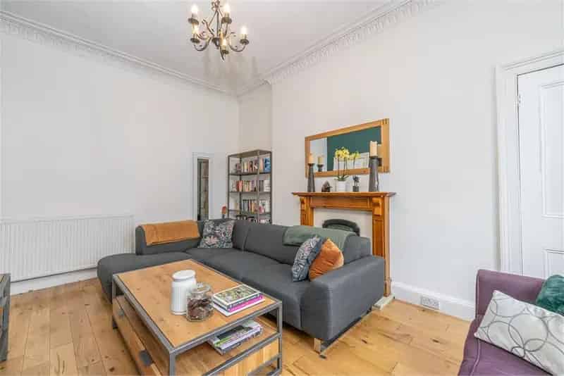 2 Bed Flat Easter Road Edinburgh