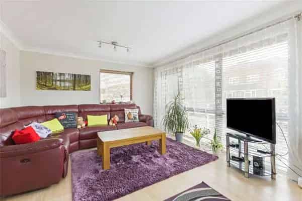 Spacious Two Bedroom Apartment with Garage and Communal Gardens