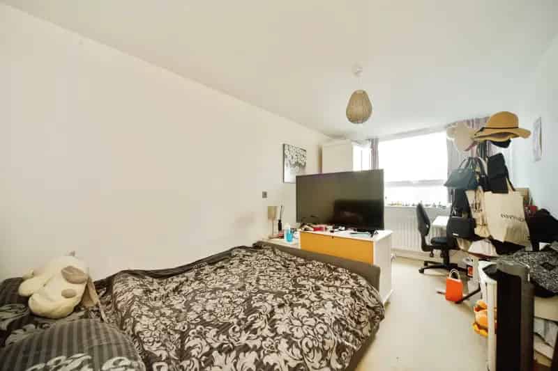 Modern Two Bedroom Apartment with Balcony Near Bow Road