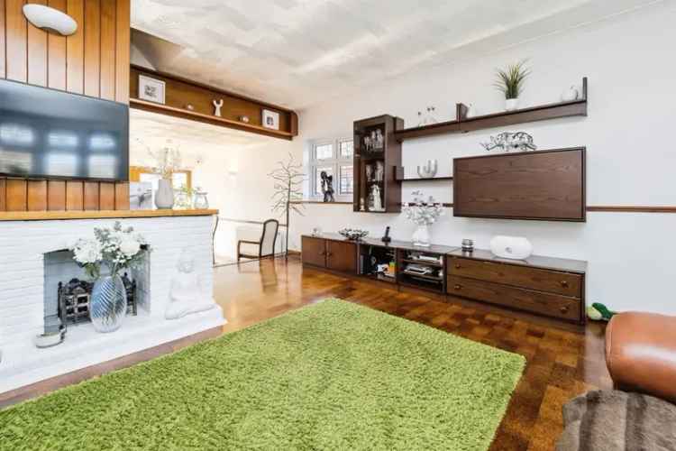Three Bedroom Semi Detached House North Rainham