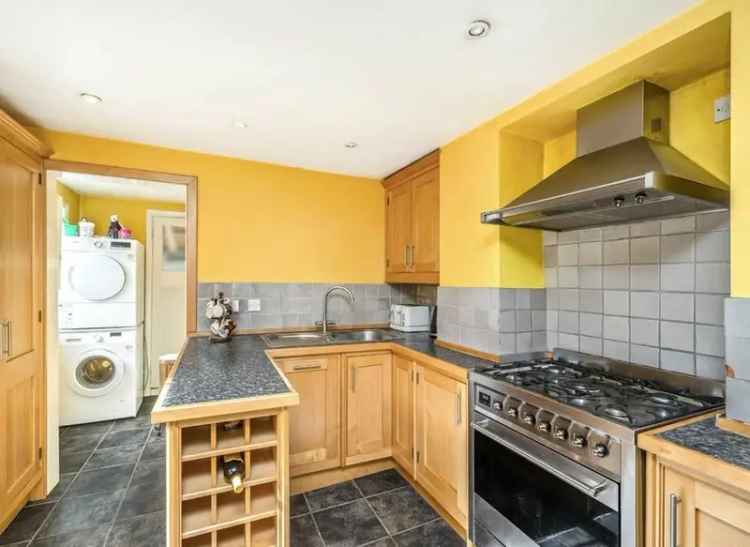 Maisonette For Sale in London, England