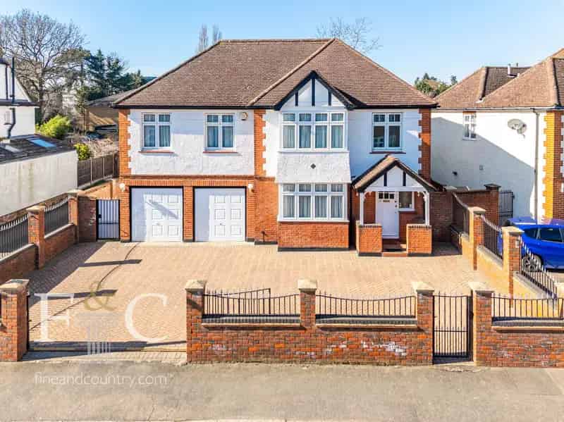 6 Bedroom Detached House for Sale Broxbourne