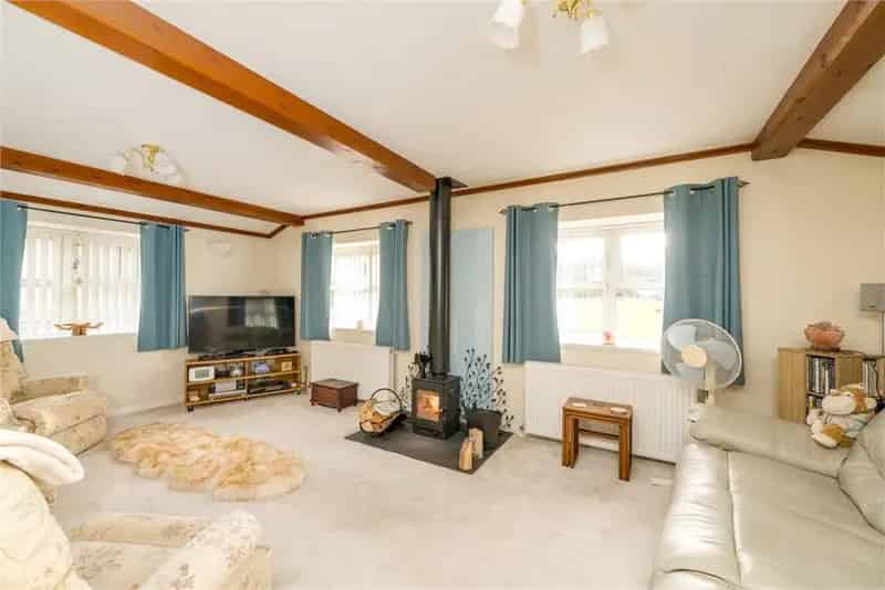 3 Bed House - Park Home with 1 Reception Room