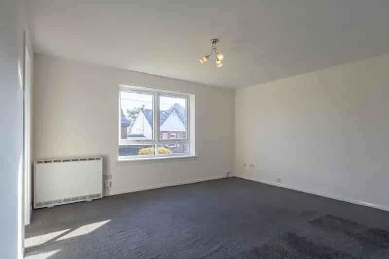 2 Bedroom Flat for Sale in Stepps