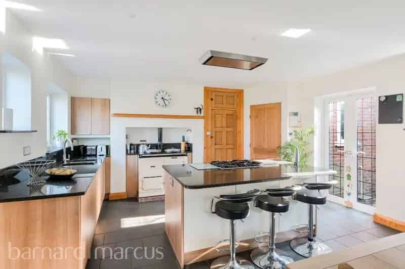 Four Bedroom Detached House in Dorking