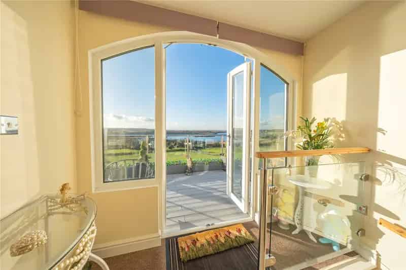4 Bedroom Detached House for Sale Fairburn Stunning Lake Views