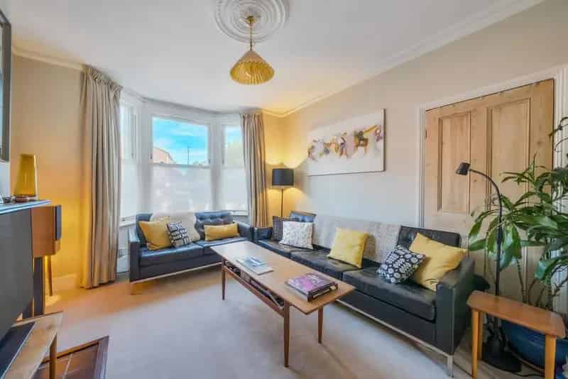 Canterbury Grove Family Home Near Stations and Amenities