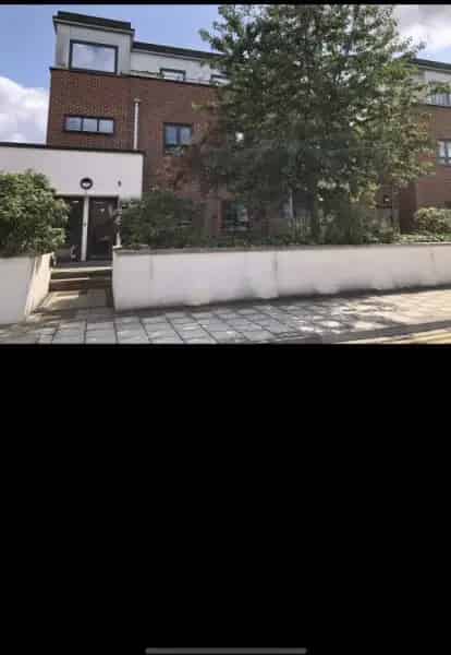 2 Double Bedroom Ground Floor Flat with Private Garden and Parking