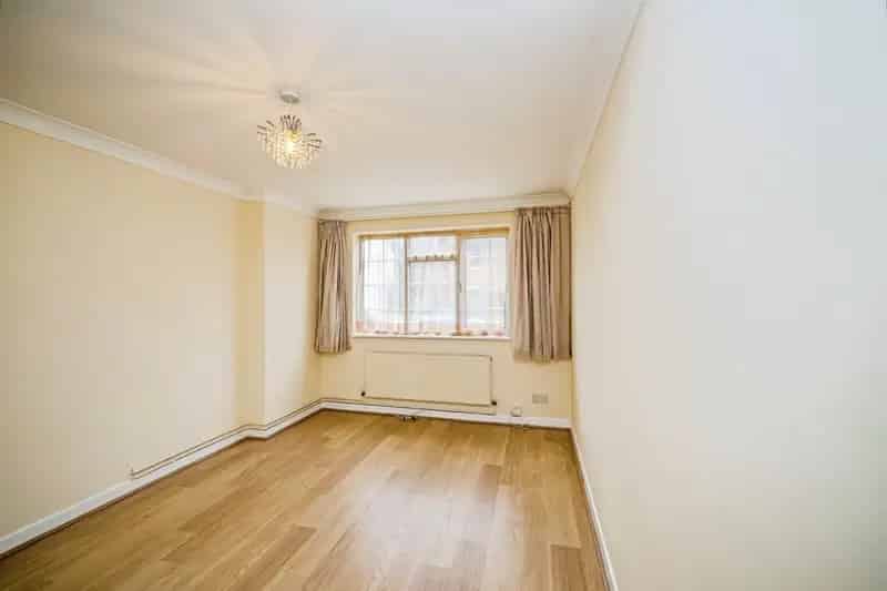 2-Bedroom Maisonette with Garage Near Slough High Street