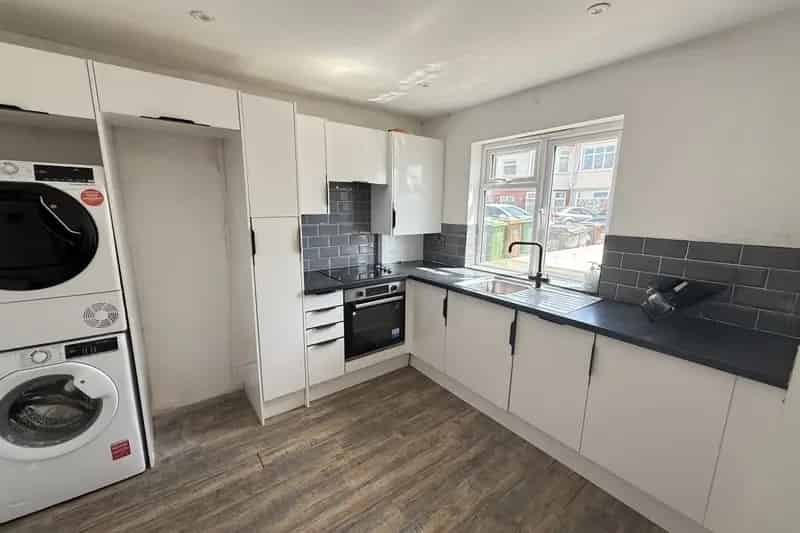 Charming 2-Bedroom Maisonette Highams Park - Furnished