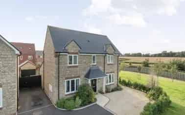 4 Bedroom Family Home Near M5 Motorway