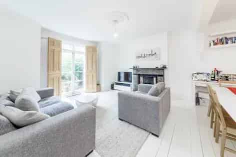 2 Bedroom Flat 94 m² London Victorian Conversion