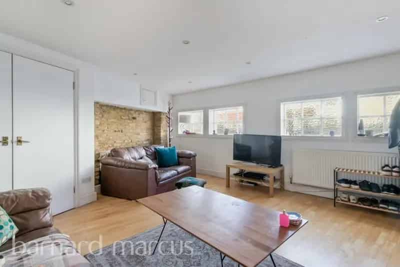 Riverview Grove Family Home Near River Thames and Top Schools