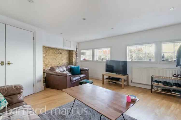 Riverview Grove Family Home Near River Thames and Top Schools
