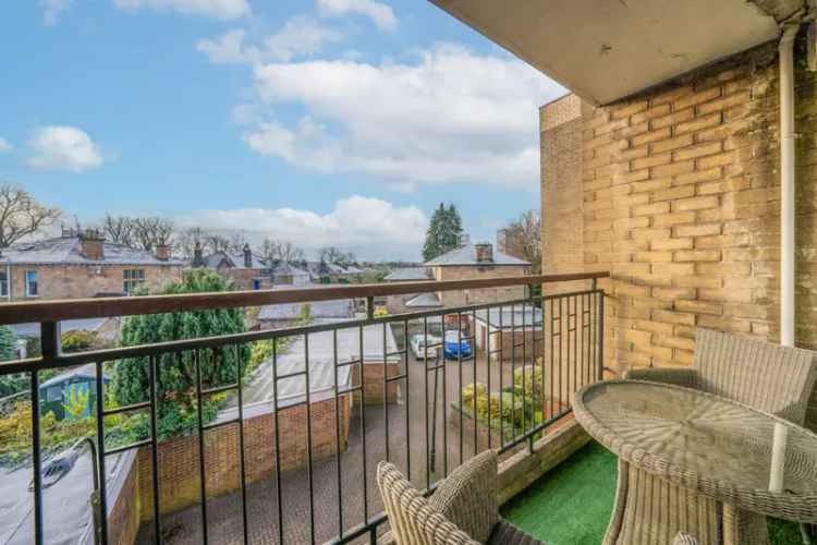 2 Bedroom Flat in Pollokshields with Parking and Balcony