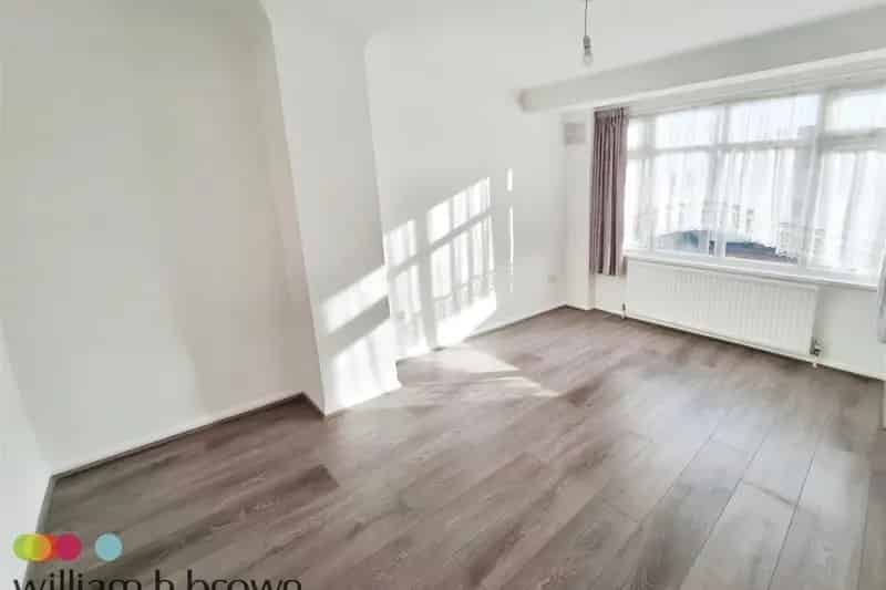 3 Bed Semi-Detached House Near Public Transport