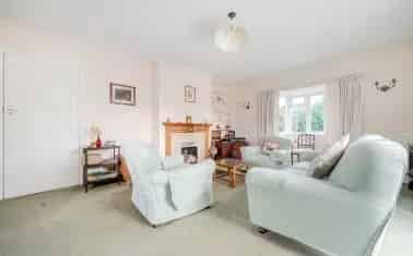 Spacious 34 Bedroom Home with Large Garden and Detached Garage Near Shops