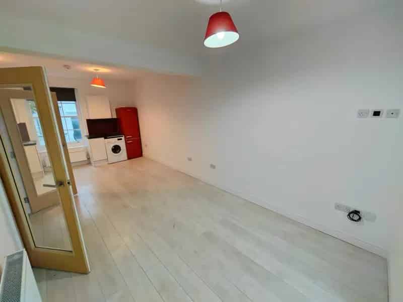 2 Bedroom Maisonette Near Brighton Station