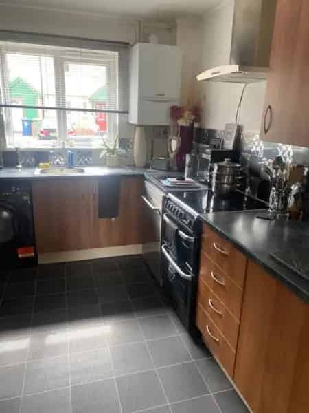 2 Bed House with Parking Near Schools