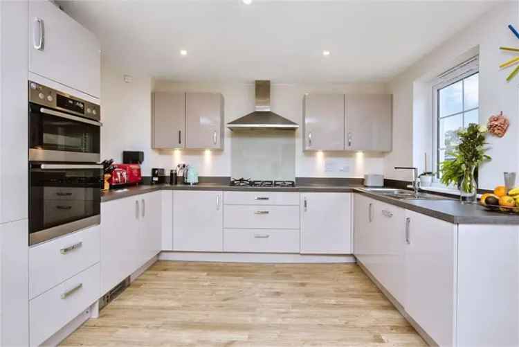 5 Bed House - Detached with 1 Reception Room